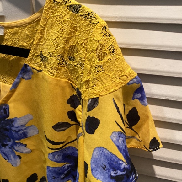 Skies are blue blouse, size medium - Picture 3 of 4